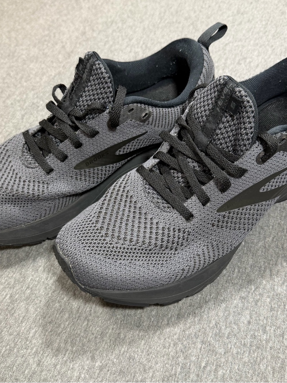 Brooks Men's Revel 5 Running Shoes in Gray and Black Size 9